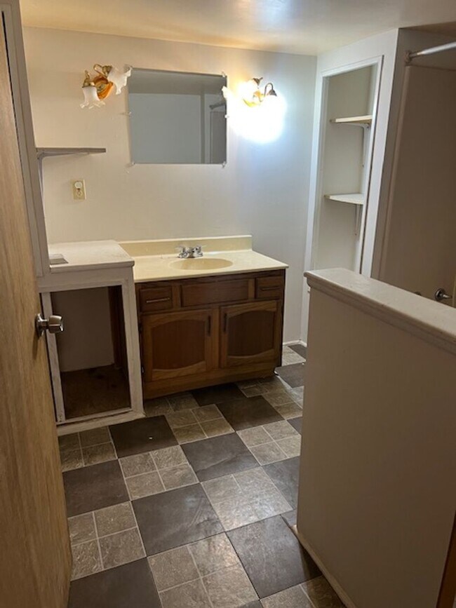 Building Photo - Large Single Family Home