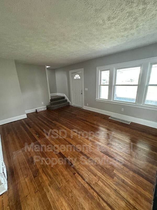Building Photo - 13827 S Parkway Dr