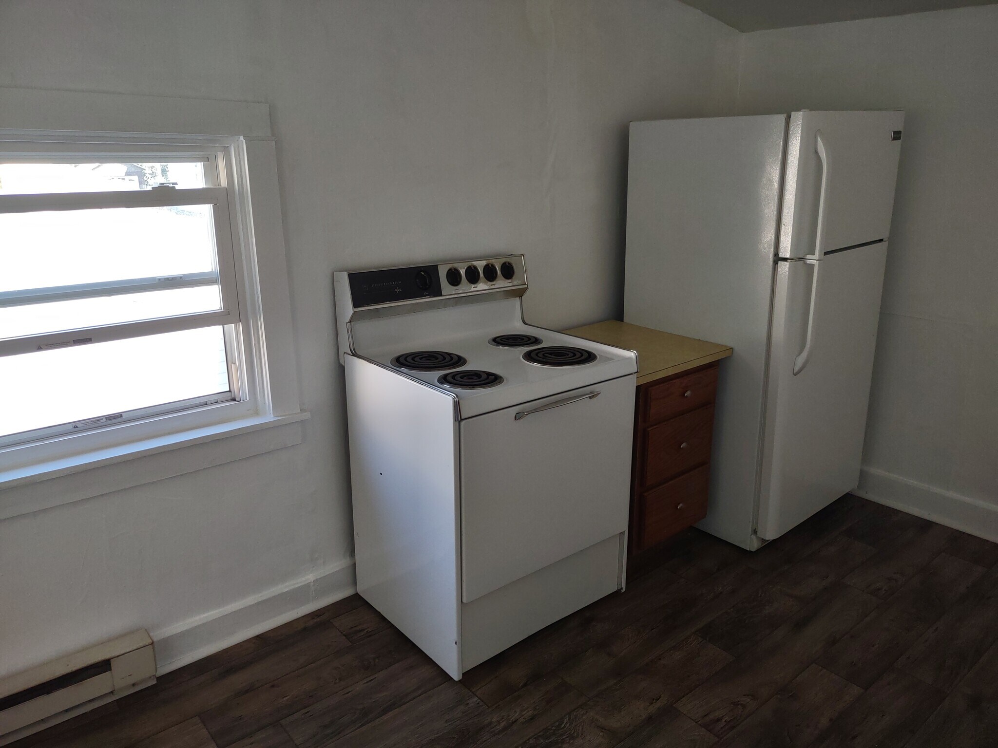 kitchen (with old stove) - 408 S 6th St