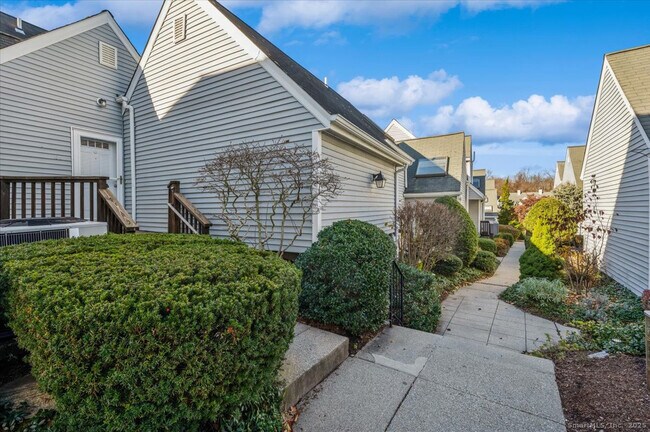 Building Photo - 66 Wilton Crest Rd