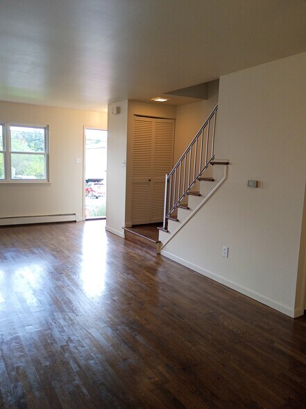 Building Photo - 12B W Glenwood Dr