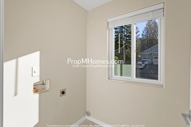 Building Photo - Brand New Two Bedroom Charmer in Lents!