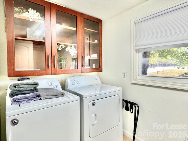 Building Photo - 2931 Belmeade Dr