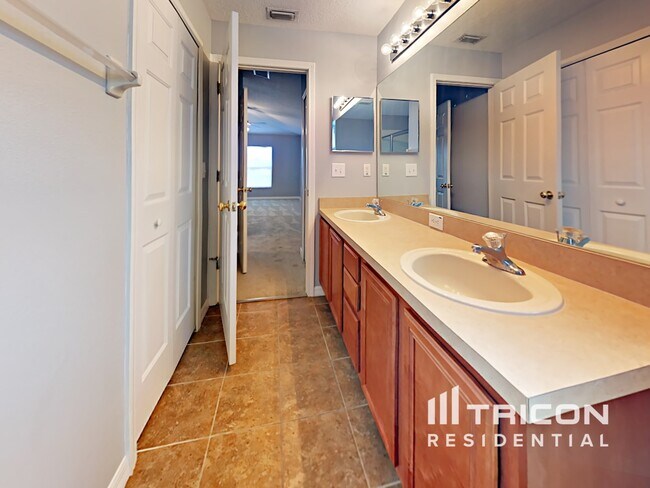 Building Photo - 2304 Roanoke Springs Dr