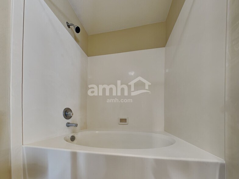 Building Photo - 9915 E Paseo Juan Tabo