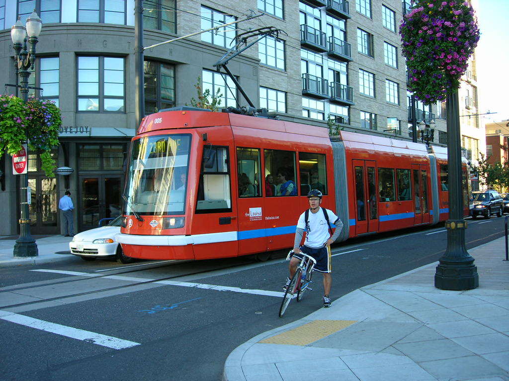 streetcar stop nearby - 1001 NW Lovejoy St