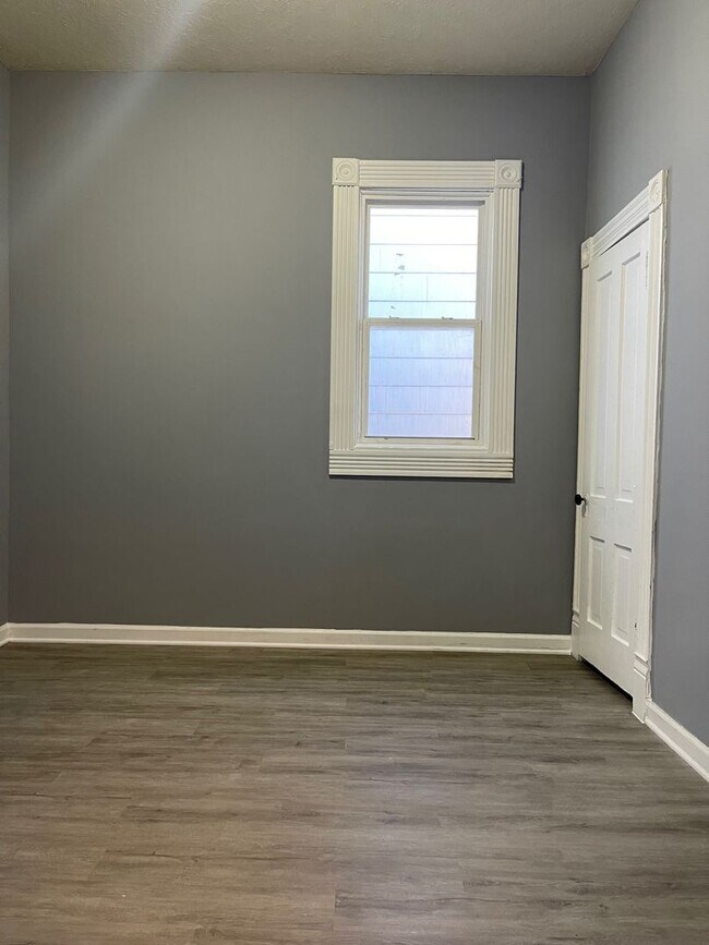 Building Photo - Cozy Renovated 2 Bed in South Omaha!