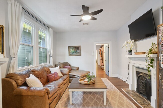 Building Photo - 4813-4813 Bienville St