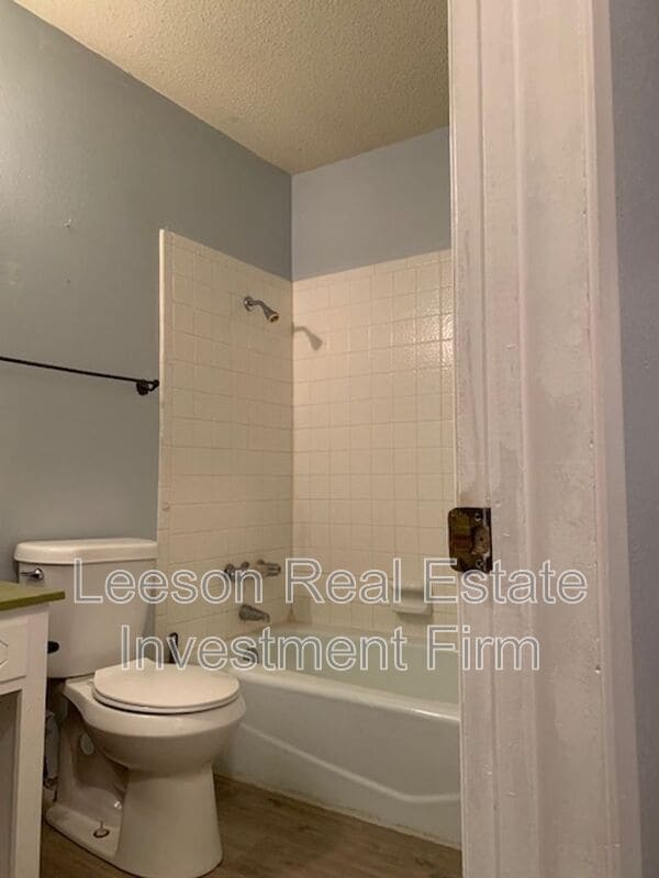 Building Photo - 302 Avenida Dr