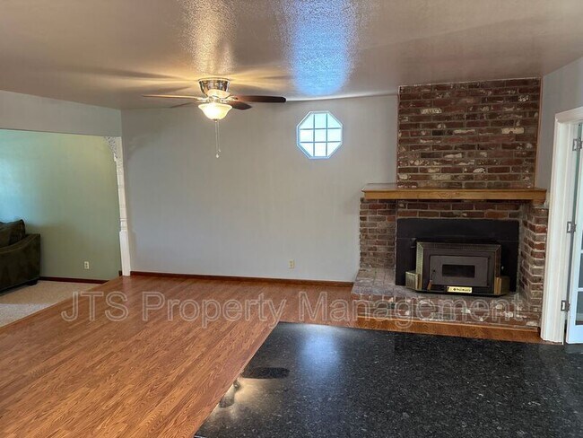 Building Photo - 2128 W La Loma Dr
