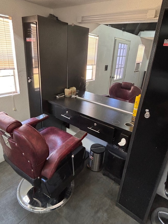 Building Photo - 420 E 98th St