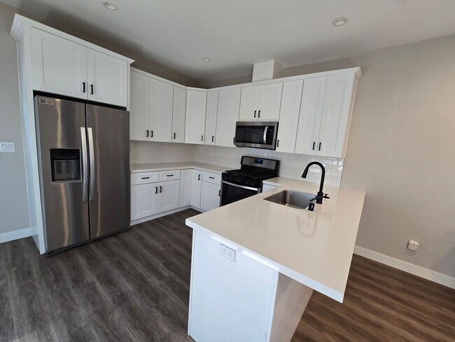 Building Photo - NEW 4BD/2BA, Large Balcony!!