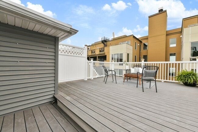 Building Photo - 93 Dresser St