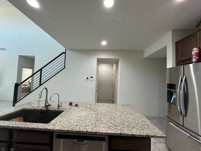 Building Photo - Gorgeous 4 Bed 3.5 Bath Peoria home with EV charging