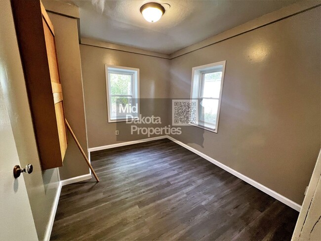 Building Photo - 216 E 11th- 2 bedroom house