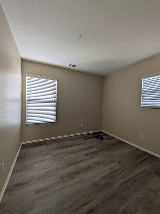 Building Photo - Beautiful 3 bedroom home