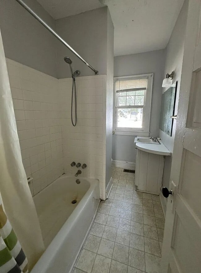 Building Photo - 2 bed 2 bath Home - Close to Downtown and ...