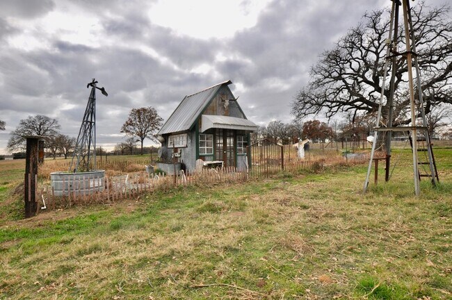 Building Photo - COMING SOON - FOR LEASE! Hard to Find Hors...