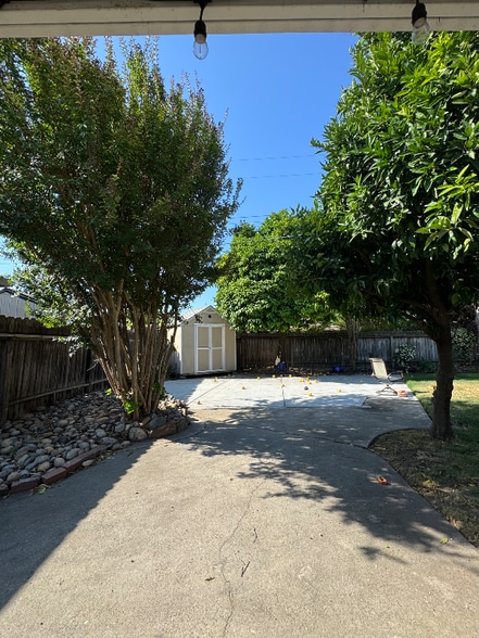 Building Photo - 1430 W Locust St