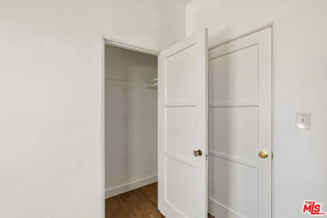 Building Photo - 3429 Edgehill Dr