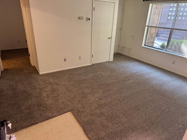 Building Photo - READY NOW! Ground-Level Condo in Universit...