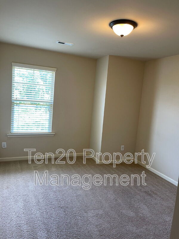 Building Photo - 1326 Ingersoll Dr