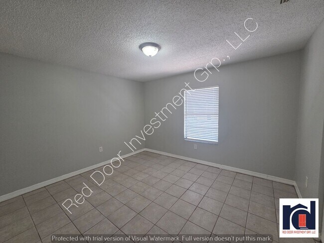 Building Photo - Spacious 3/1 Duplex with Laundry Room