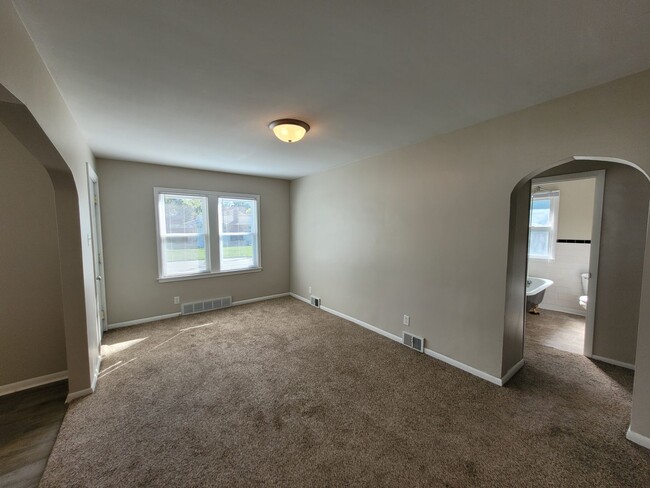 Building Photo - Two Bedroom with rear sun room bonus room,...