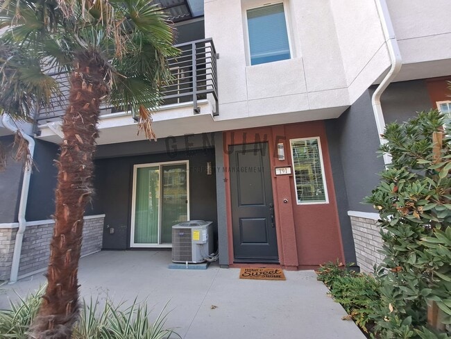 Building Photo - Beautiful Tri-Level 3Bd 2.5Ba Townhome in ...
