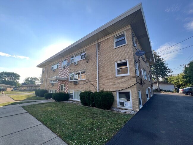 Building Photo - 10931 S Lloyd Dr
