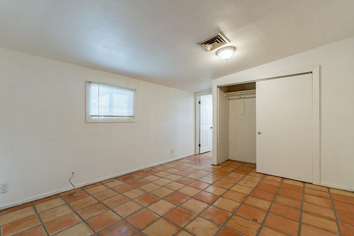 Building Photo - 1025 W 12th Pl