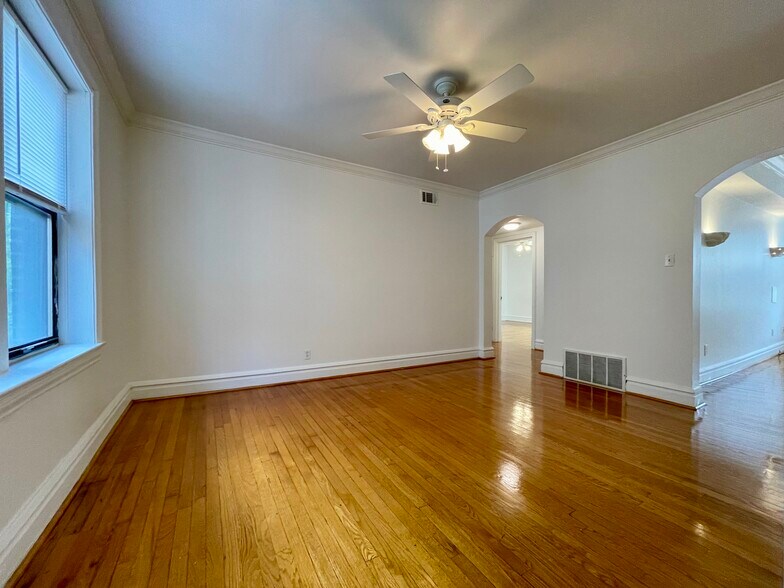 Building Photo - 6238 Southwood Ave