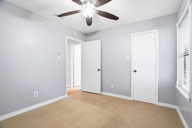 Building Photo - 416 Colonial Pl