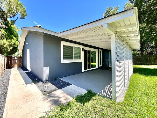 Building Photo - Inviting 3/BR 2/BA Home with Spacious Layo...