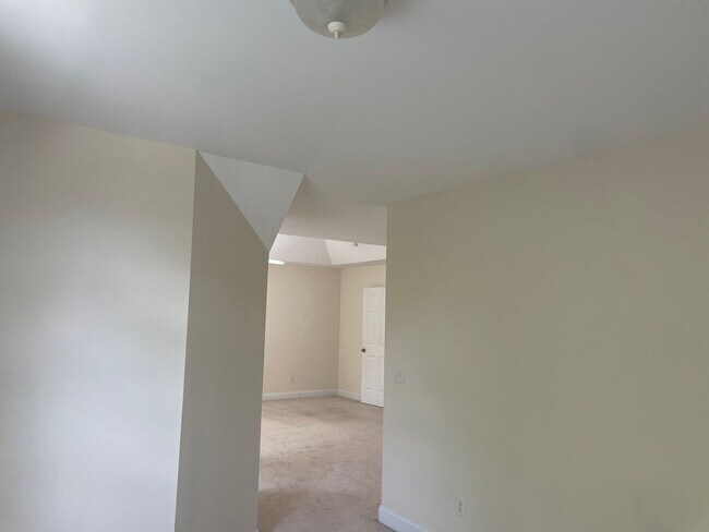 Building Photo - Outstanding Five Bedroom Three Full Bathro...