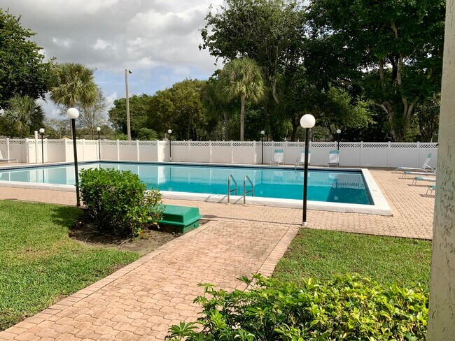 Building Photo - 3100 W Rolling Hills Cir