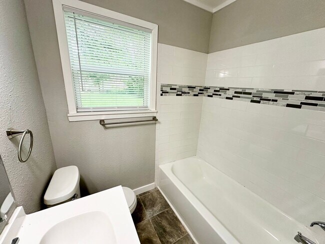Building Photo - Recently Remodeled 3 Bedroom!