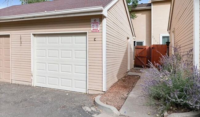 Building Photo - Charming Townhome for Rent in Timber Lake ...