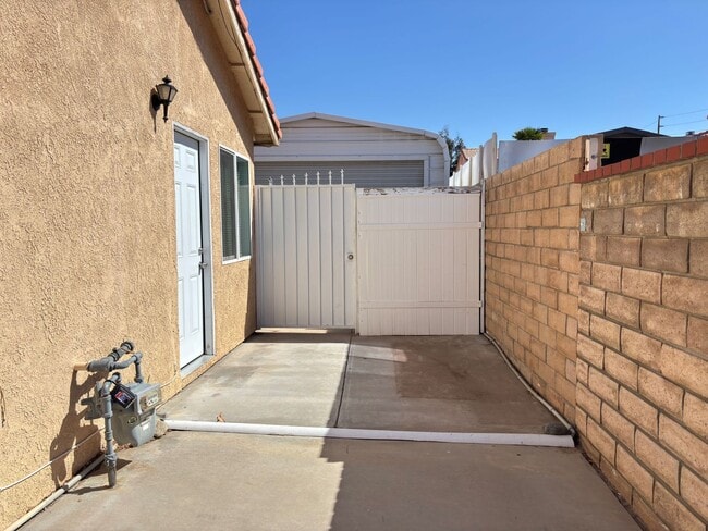 Building Photo - Modern East Palmdale ADU