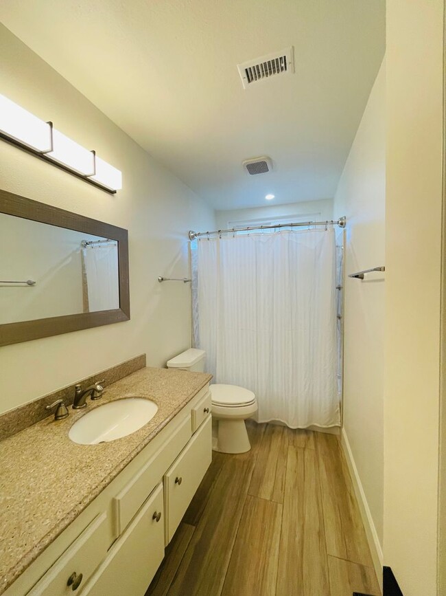 Building Photo - Amazing renovated 4 bedroom 2 full bath si...