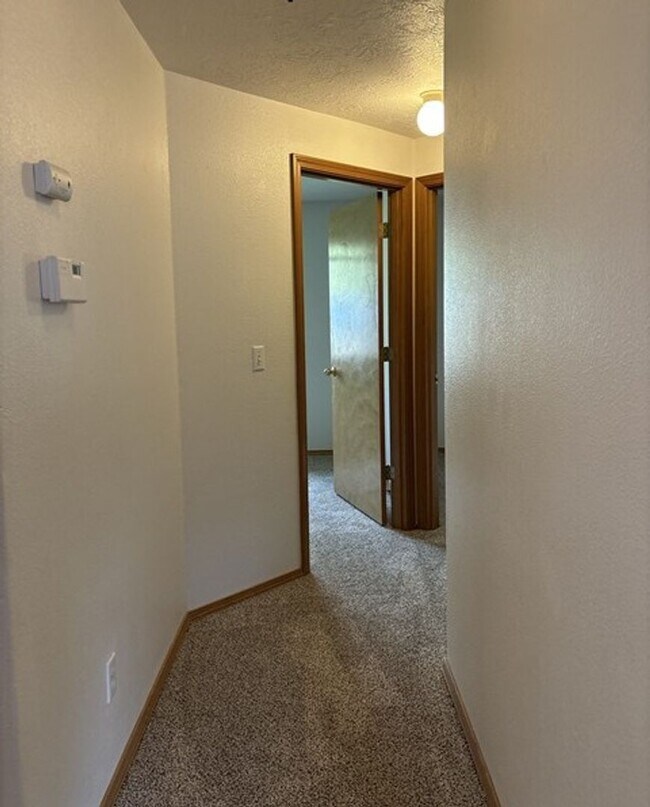 Building Photo - 3Bd/2Ba Single Story Home - Available to View!