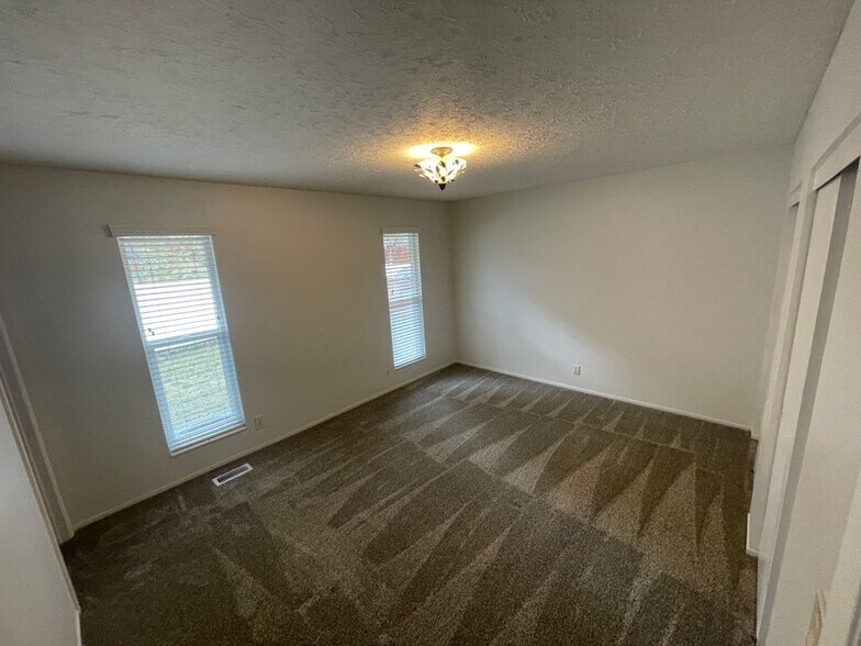Building Photo - 1442 E Sandy Hills Dr