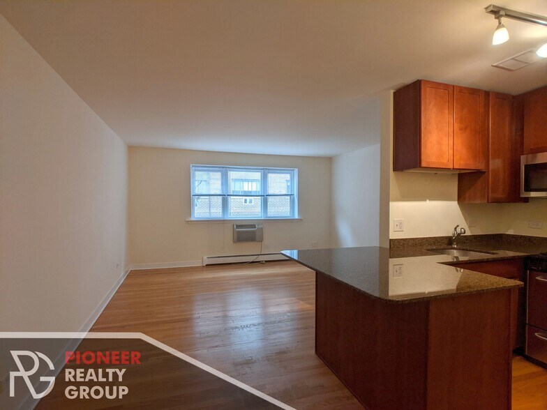 Building Photo - 643 W Wrightwood Ave