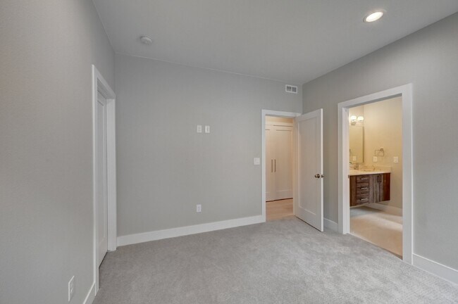Building Photo - $3,900 - 4 Bed, 3.5 Bath Updated Townhome ...