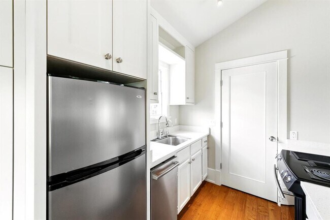 Building Photo - 1708 W 29th St