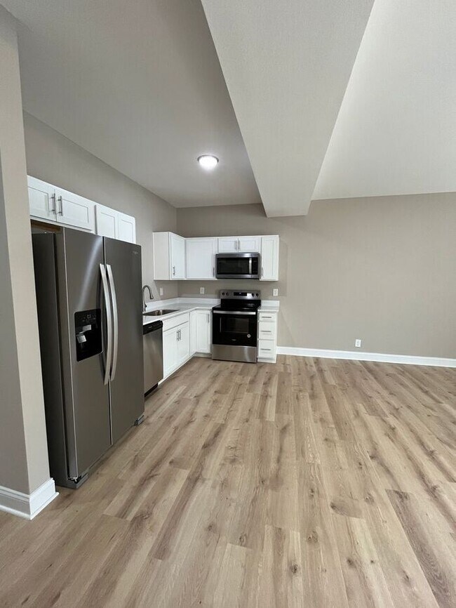Building Photo - Charming 2-Bedroom Townhome with Modern Co...
