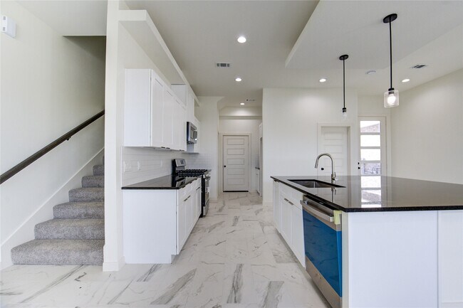 Building Photo - 2914 El Fenice Ln