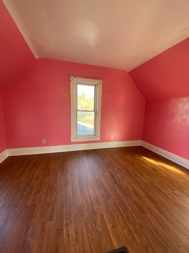 Building Photo - 3 Bedroom Home in Elkhart with Garage and ...