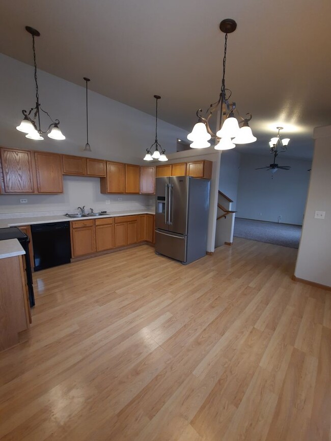 Building Photo - 3 BEDROOM | 2 BATH | TRI-LEVEL | NORTH