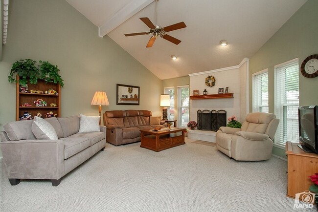 Building Photo - COMING SOON! Charming 1 Bed/1 Bath Duplex!!!